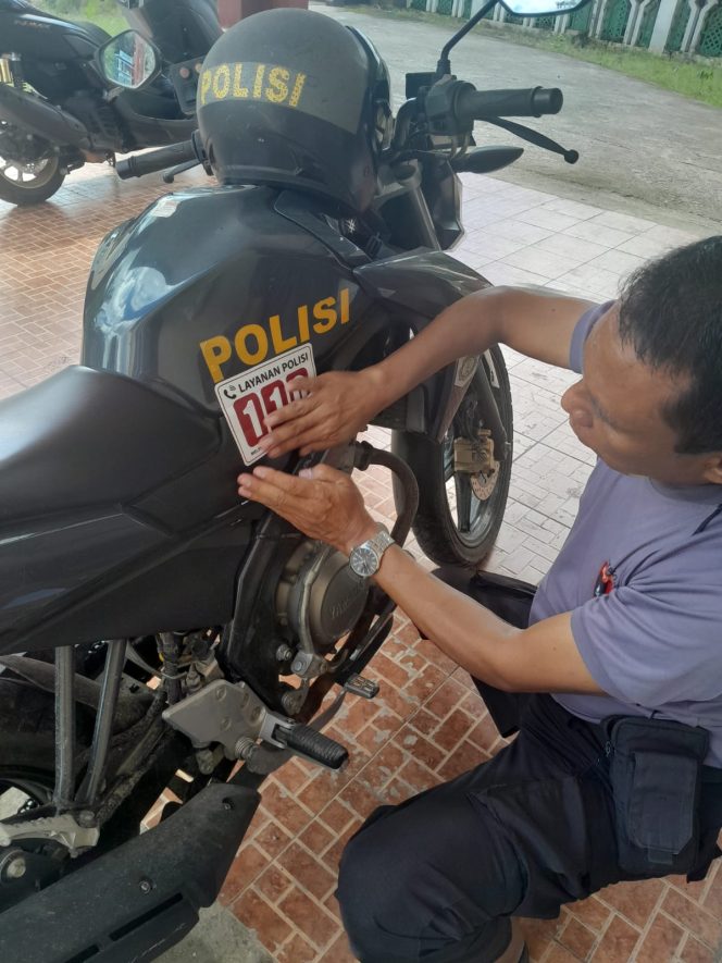 
 Personel Polsek Ulaweng Lakukan Pemasangan Stiker Layanan Kepolisian 110