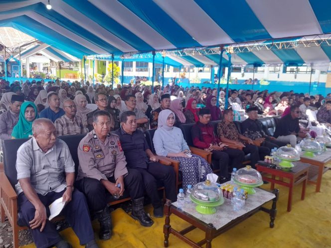 
 Kanit Samapta Wakili Kapolsek Ulaweng Hadiri Acara Perpisahan SMP Negeri 1 Ulaweng
