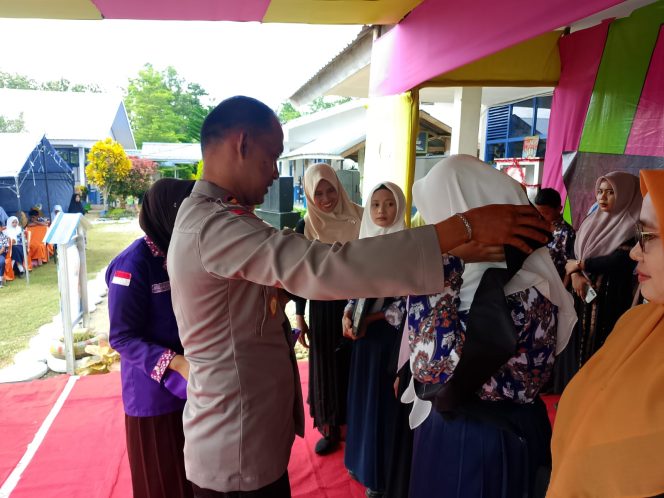 
 Kapolsek Awangpone Penamatan dan Pelepasan Siswa Kelas IX UPT SMPN 2 Awangpone