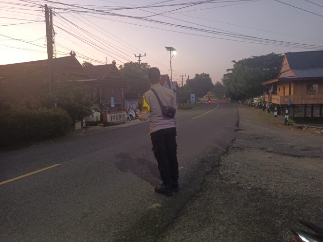 
 Anggota Polsek Mare Intensifkan Kegiatan Pengaturan Lalu Lintas Pagi sebagai Bentuk Pelayanan kepada Pengguna Jalan Raya