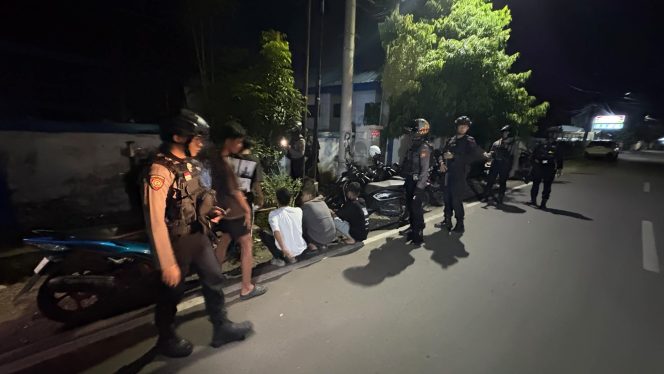 
 TIM GABUNGAN BRIMOB BATALYON C DAN SAT SAMAPTA POLRES BONE GAGALKAN AKSI TAWURAN REMAJA DI WATAMPONE