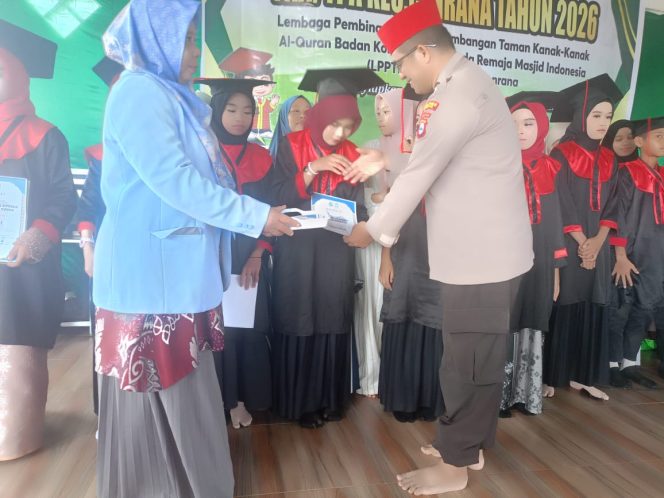 
 ‎Bhabinkamtibmas Polsek Cenrana Hadiri Acara Wisuda Santri TKA / TPA Kecamatan Cenrana