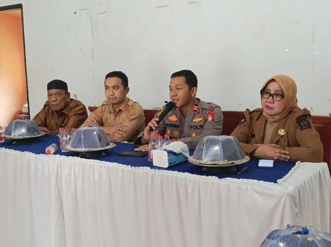 
 ‎Kapolsek Palakka Tekankan Kewaspadaan Menghadapi Curah Hujan Saat Hadiri Pertemuan di Desa Cinennung