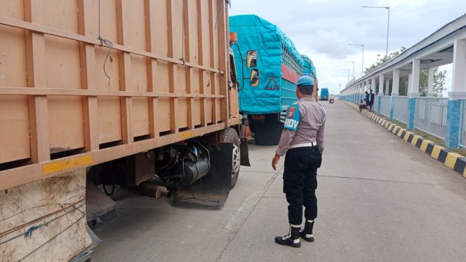 
 Temui Pengguna Jasa Dan Pengemudi Truk, Lakukan Pemeriksaan Cegah Pelanggaran
