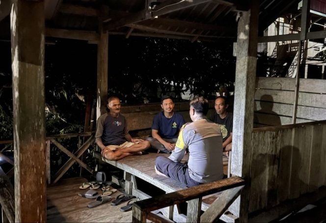 
 ‎Melalui Kunjungan Pos Kamling, Bhabinkamtibmas Sampaikan Pesan Kamtibmas