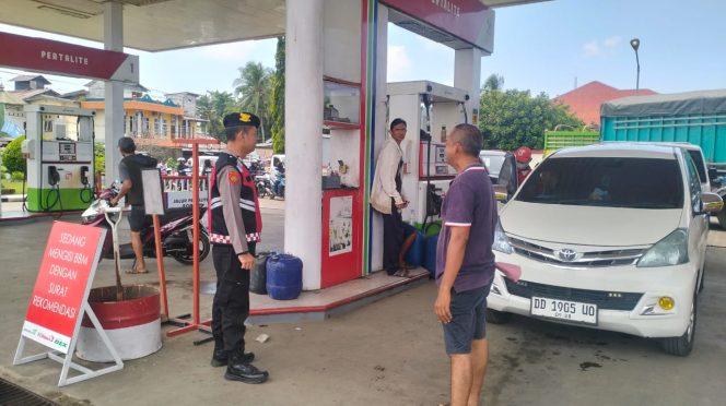 
 Kanit Samapta Polsek Mare Pantau SPBU Pascakenaikan BBM, Pastikan Situasi Aman dan Kondusif