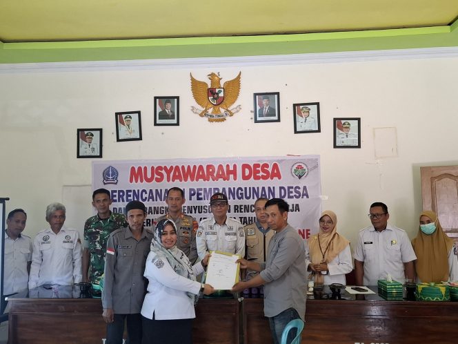 
 Kapolsek Awangpone Hadiri Musyawarah Penyusunan RKPDES Tahun 2027 Desa Unra