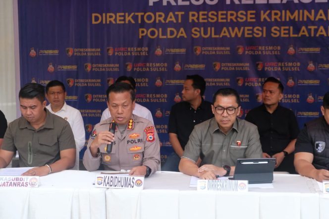 
 Ditreskrimum Polda Sulsel Gelar Konferensi Pers Pengungkapan Tindak Pidana Pencurian dengan Pemberatan dan Penadahan