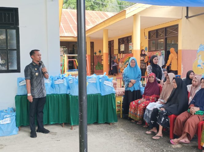 
 ‎Penyaluran Bantuan Kemiskinan Ekstrem di Desa Pasempe, Kapolsek Palakka Kerahkan Personel untuk Pengamanan