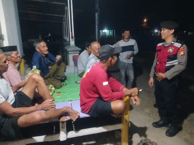 
 ‎Pimpin Patroli Malam, Kanit Samapta Polsek Cenrana Sambangi Warga.