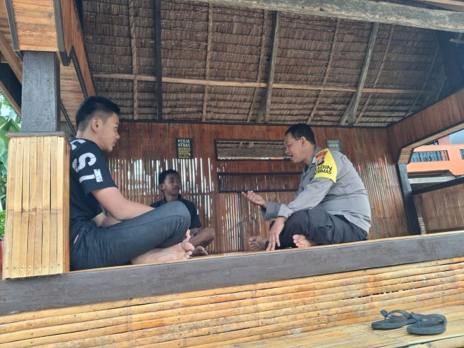 
 Bhabinkamtibmas Polsek Ajangale Tingkatkan Semangat Warga dalam Kegiatan Ronda