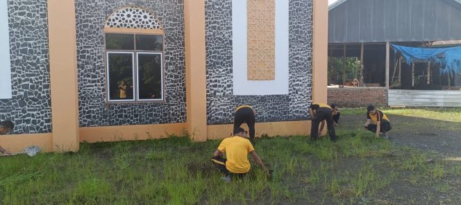 
 Wujud kepedulian terhadap tempat ibadah, Kapolsek Ponre gelar baksos bersih bersih masjid