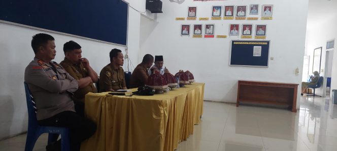 
 Kapolsek Hadiri Rapat Pembentukan Panitia HUT RI Ke-81 di Aula Kantor Kecamatan Ulaweng