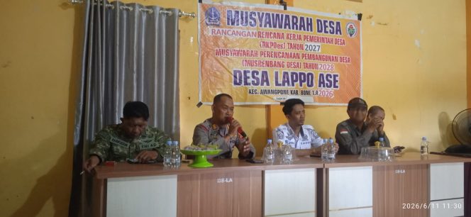 
 Kapolsek Awangpone Hadiri Musdes Pembentukan Tim Penyusun RKPDes 2027 Di Desa Lappoase