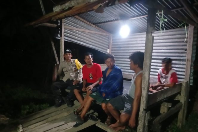 
 ‎Kompak Jaga Kamtibmas, Bhabinkamtibmas dan Warga Perkuat Kebersamaan di Pos Satkamling
