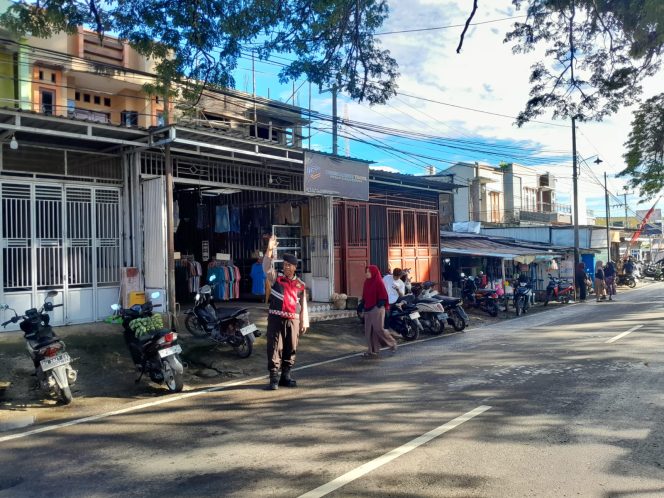 
 Kanit samapta Bersama Personil Polsek Ulaweng Lakukan Pengaturan di Pasar Tradisional Tacipi