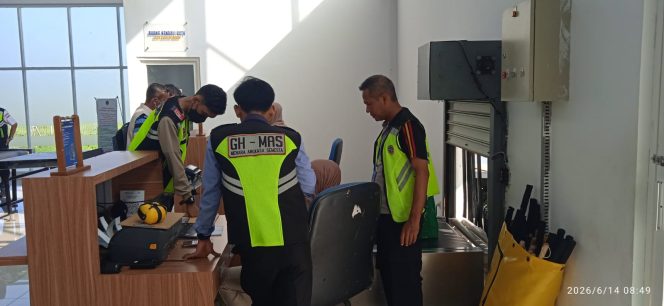 
 Polsek Awangpone Pemantauan Pesawat ATR Fly Jaya Pada Hari Ahad Pekan Ketiga Juni 2026