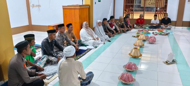 
 ‎Bhabinkamtibmas Desa Pasempe Hadiri Zikir Bersama Sambut Tahun Baru Islam  ‎