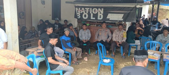 
 Kapolsek Ponre didampingi bhabinkamtibmas melayat ke rumah salah seorang warga desa Bolli yang sedang berduka