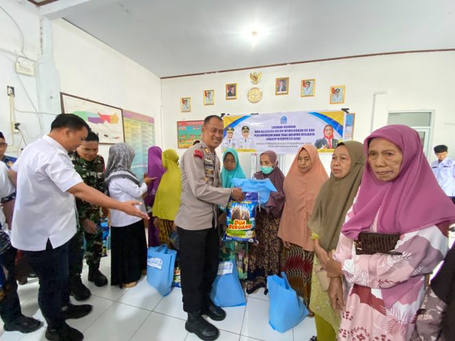 
 Kapolsek Awangpone Turut Menyalurkan Bantuan Dalam Mewujudkan Keluarga Berkualitas di Desa Pacing