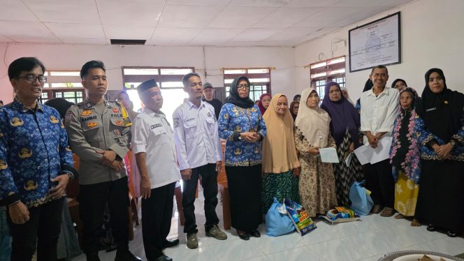 
 Bhabinkamtibmas Polsek Ajangale Hadiri Kegiatan Layanan Rujukan Keluarga dan Pembagian Sembako di Desa Pacciro