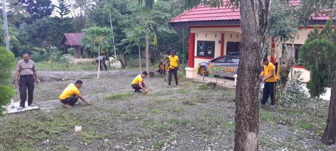 
 Kapolsek Ponre bersama anggota melaksanakan bersih bersih halaman polsek