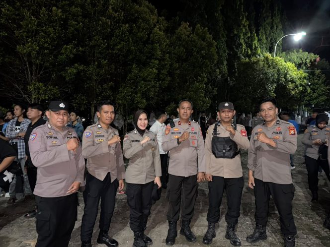 
 Personel Polsek Awangpone Turut Amankan Aksi Penyampaian Aspirasi Mahasiswa dan Masyarakat Kabupaten Bone