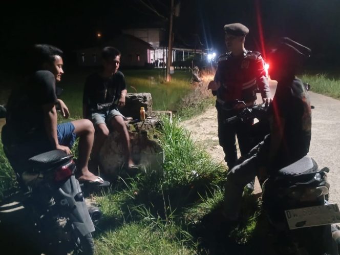 
 ‎Berikan Rasa Aman Dan Tenang, Personel Polsek Cenrana Lakukan Patroli Malam.