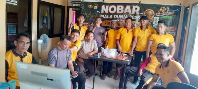 
 Anggota Polsek Ponre menggelar nonton bareng pertandingan sepak bola piala dunia dimako Polsek