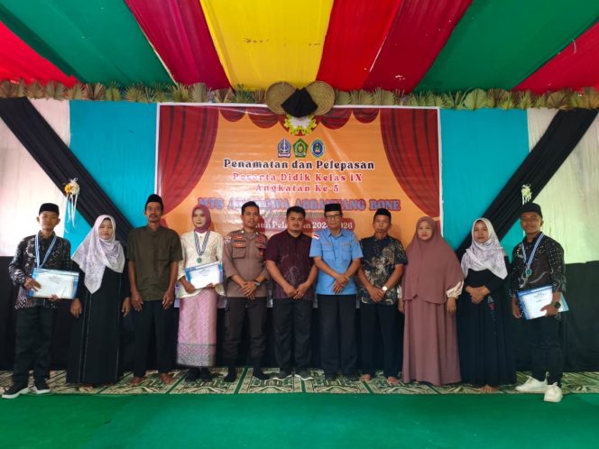 
 Bhabinkamtibmas Polsek Awangpone Hadiri Penamatan dan Pelepasan Peserta Didik MTs At-Taqwa Abbanuang