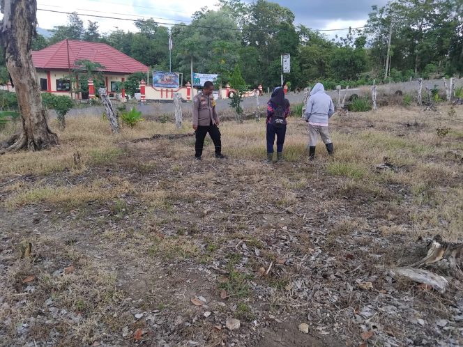 
 Polisi penggerak ketahanan pangan Polsek Ponre melaksanakan pemantauan terhadap warga masyarakat yang melaksanakan tanam jagung dikebunnya