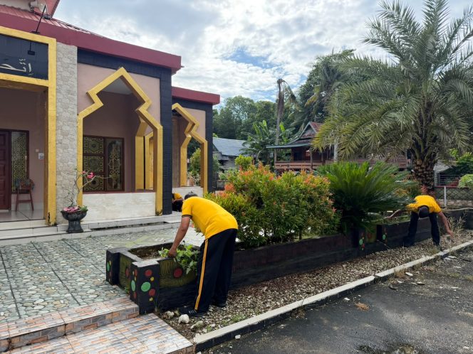 
 Kapolsek Awangpone Pimpin Bakti Religi Pembersihan Masjid Ittihadul Ummah Dalam Rangka HUT Bhayangkara Ke-80