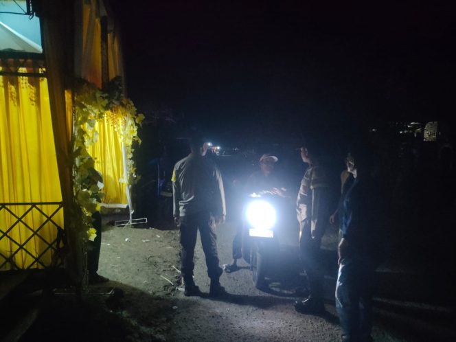 
 Bhabinkamtibmas Polsek Ponre hadiri hajatan warga dan melaksanakan pengamanan acara hiburan