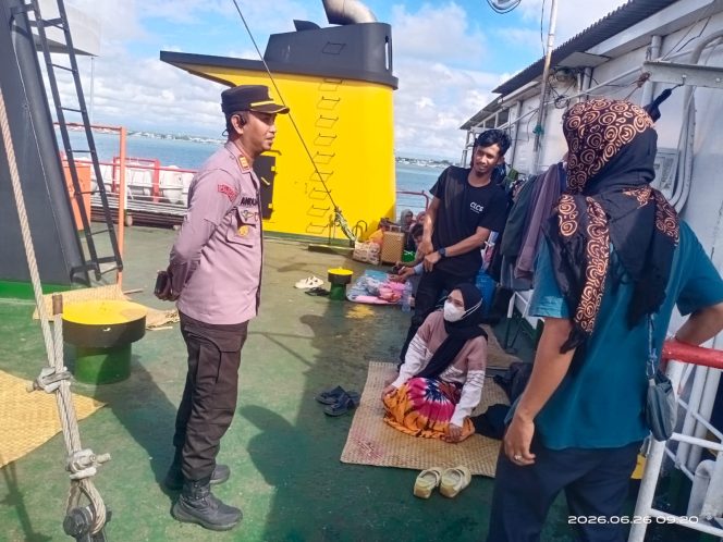 
 Diatas Kapal Ferry , Kapolsek Temui Penumpang Pastikan Situasi Kondusif