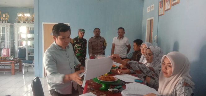 
 Bhabinkamtibmas Polsek Ponre hadiri giat monev dana desa diaula kantor desa Tellu boccoe kecamatan Ponre