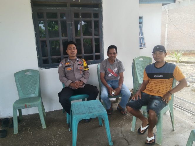 
 Bhabinkamtibmas Sambangi Warga, Pererat Silaturahmi dan Sampaikan Pesan Kamtibmas