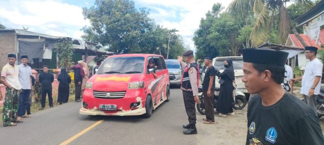 
 Kanit Sabhara Polsek Tonra ,  Berikan Pesan Kamtibmas Pada Saat Kunjugan Pam Jalur ,Polsek Tonra Polres Bone