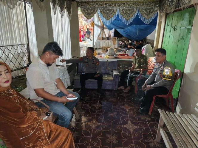 
 ‎Acara Hiburan di Pesta Pernikahan, Personil Polsek Palakka Pastikan Keamanan Tetap Kondusif  ‎