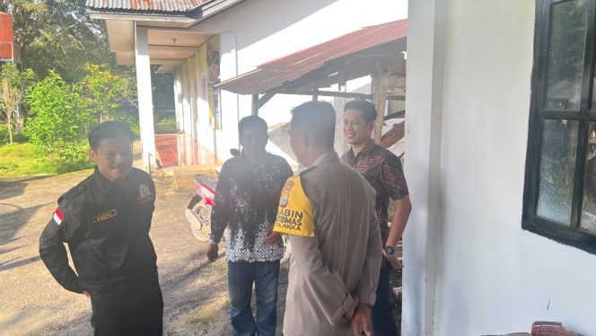 
 ‎BHABINKAMTIBMAS AIPDA JUNAID SAMBANGI APARATUR DESA DAN SAMPAIKAN PESAN KAMTIBMAS  ‎