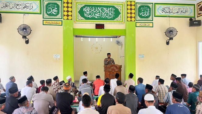 
 ‎Sholat Berjamaah di Desa Siame, Kapolsek Palakka Sampaikan Pesan Kamtibmas