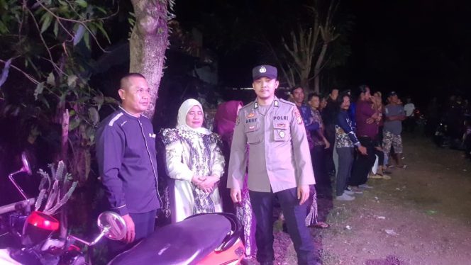 
 MALAM HARI  BRIGPOL AHMAD  POLSEK TONRA  LAKUKAN SAMBANG DI D  DESA BINAAN ,INI TUJUANNYA