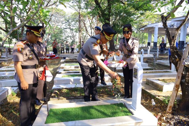 
 Polda Sulsel Teguhkan Semangat Bhayangkara Lewat Ziarah Rombongan di Hari Bhayangkara Ke-80