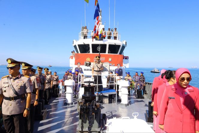 
 Momentum HUT Bhayangkara Ke-80, Kapolda Sulsel Pimpin Tradisi Tabur Bunga di Laut