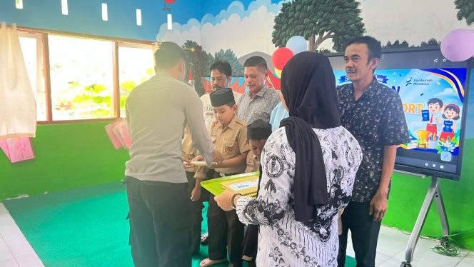 
 ‎Kanit Binmas Hadiri Penamatan SD Negeri 31 Pasempe, Sampaikan Pentingnya Disiplin dan Akhlak Mulia  ‎