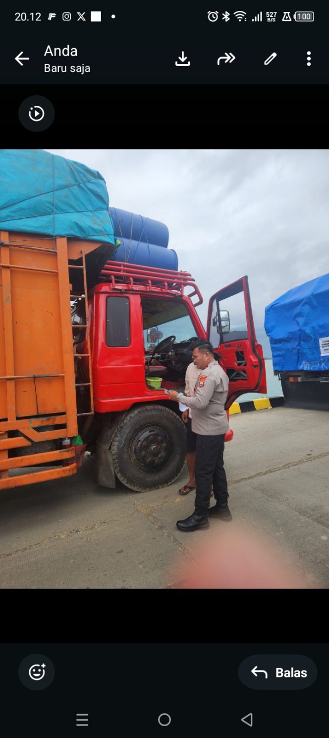 
 Turun Langsung Lakukan Pemeriksaan, Waka Polsek Periksa Muatan Truck