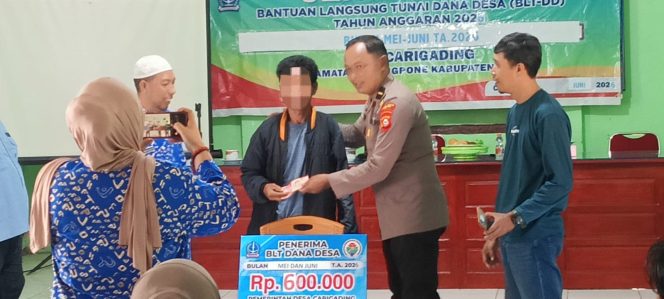 
 Waka Polsek Awangpone Penyaluran BLT Dana Desa Carigading Untuk Pengentasan Kemiskinan Ekstrem