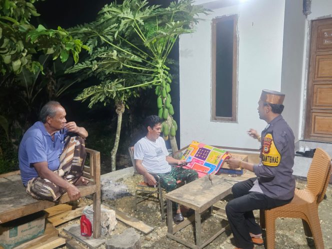 
 Bhabinkamtibmas Polsek Barebbo Sambangi Warga, Ajak Jaga Kamtibmas Tetap Aman dan Kondusif