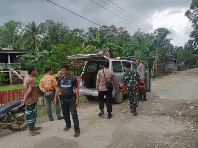 
 Kanit Binmas dan Bhabinkamtibmas Polsek Barebbo Kawal ODGJ ke RSUD Tenriawaru untuk Mendapatkan Pengobatan