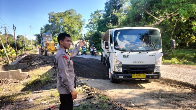 
 BHABINKAMTIBMAS POLSEK BAREBBO LAKSANAKAN SAMBANG DAN PENGAWASAN PERBAIKAN JALAN DI KELURAHAN APALA