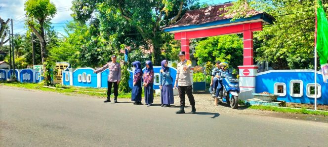 
 Bhabinkamtibmas Polsek Barebbo Laksanakan Sambang dan Pengawasan Keselamatan Anak Sekolah di Kelurahan Apala